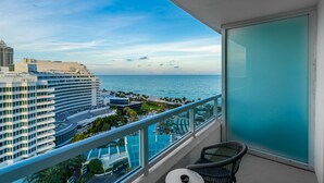 A balcony with a view of the ocean and a cityscape. - Junior Suite Ocean View Floor Fontainebleau (Miami Beach)