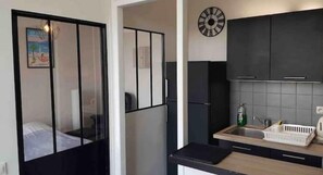 Fridge, microwave, oven, stovetop - Studio Proche des Thermes et du Centre Ville (Aix-les-Bains)