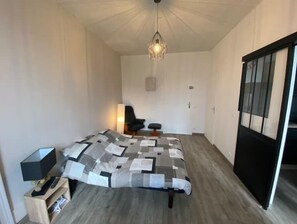 1 chambre, fer et planche à repasser, draps fournis