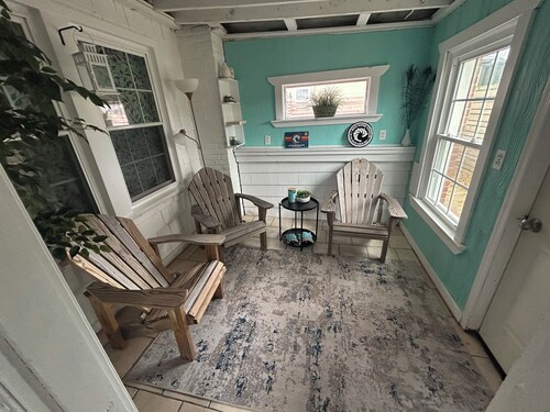 6 Block to oceanfront and in the center of the vibe district!