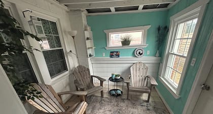 6 Block to oceanfront and in the center of the vibe district!