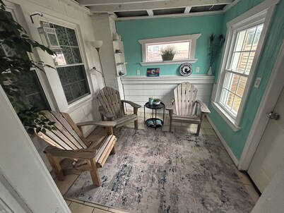 6 Block to oceanfront and in the center of the vibe district!