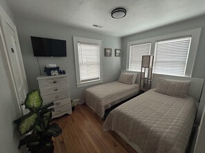 3 bedrooms, iron/ironing board, free WiFi, bed sheets - 6 Block to oceanfront and in the center of the vibe district! (Virginia Beach)