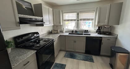 6 Block to oceanfront and in the center of the vibe district!