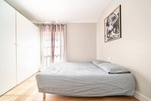 2 soverom, skrivebord, strykejern/-brett og wi-fi (inkludert)