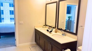 Hair dryer, towels - Blue Luxe | Balcony View | Pool | Modern Amenities (Atlanta)