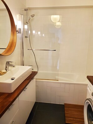 Haartrockner, Handtücher, Toilettenpapier