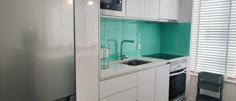 Refrigerador, microondas, horno y cafetera y tetera