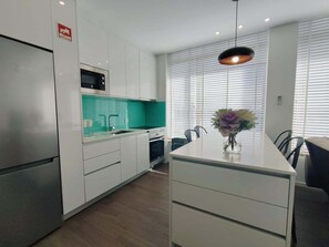 Refrigerador, microondas, horno y cafetera y tetera 