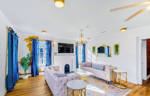 Apartment, Mehrere Betten, Küche, Stadtblick (Old Spanish House- C) | Wohnbereich | 40-Zoll-Fernseher mit Digitalempfang