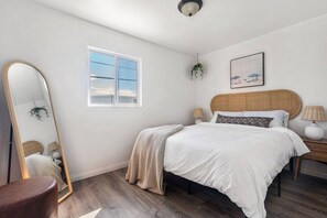 Desk, WiFi, bed sheets