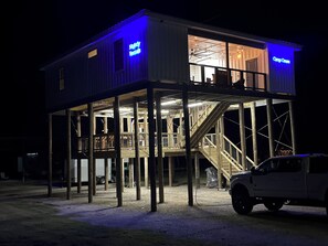 En tvåvåningsbyggnad med en balkong och en trappa.