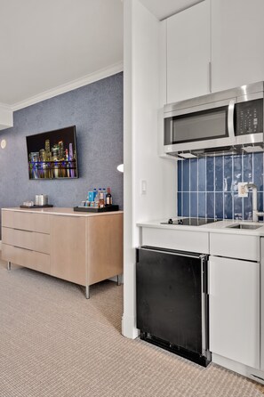 Fridge, microwave, stovetop, coffee/tea maker - Tresor Junior Suite South View Fontainebleau (Miami Beach)