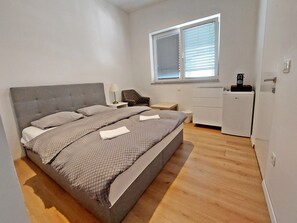 Soundproofing, free WiFi, bed sheets - ROSE valley -modern rooms and apartments (Ljubljana)
