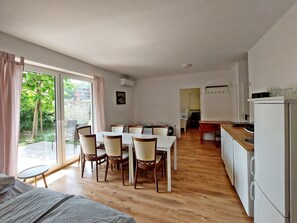 Apartamento familiar | Zona de estar | Televisión LED de 32 pulgadas con canales digitales, suelo radiante