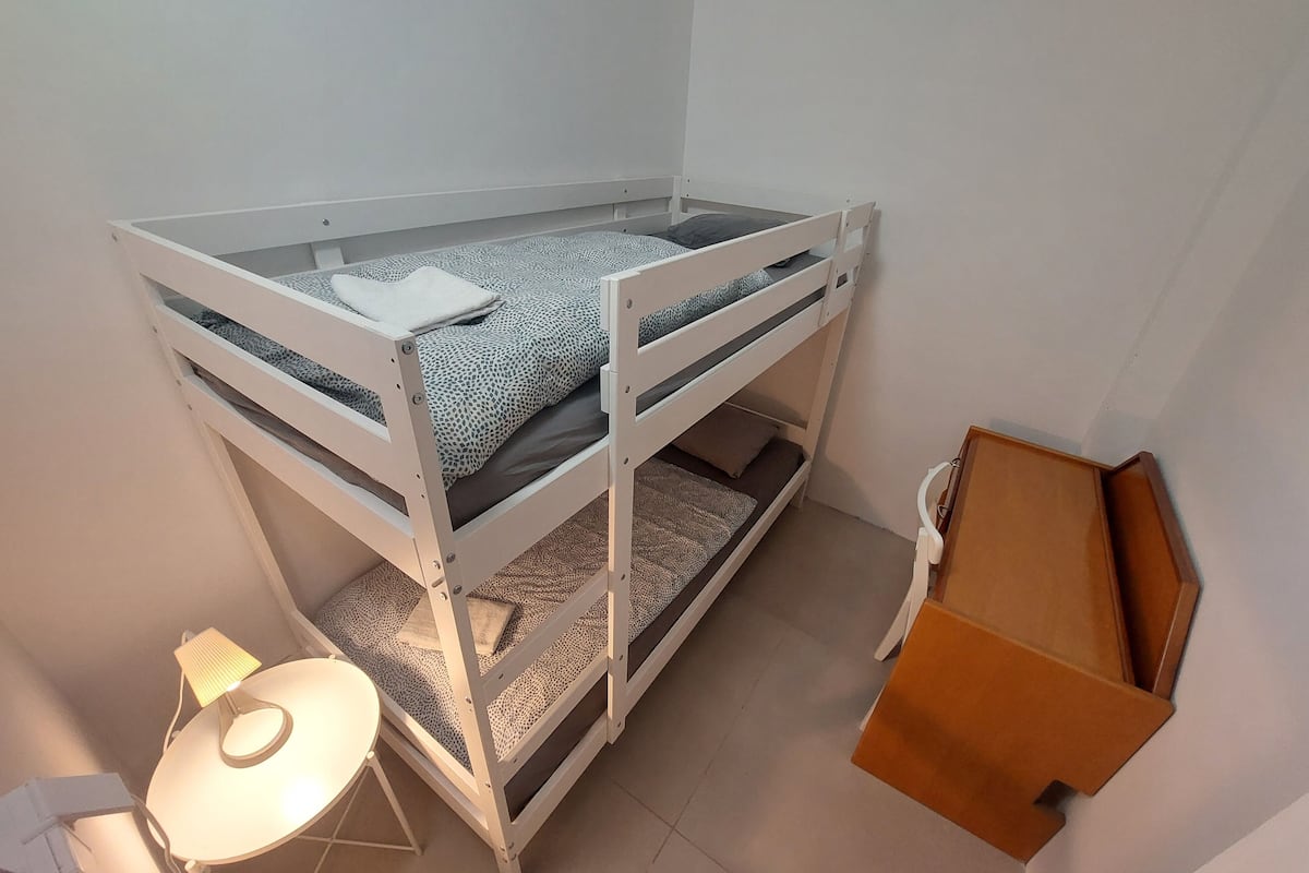 Eenvoudige kamer, 1 twee- of 2 eenpersoonsbedden | Geluiddichte muren, gratis wifi, beddengoed