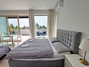 Classic Quadruple Room | Soundproofing, free WiFi, bed sheets - ROSE valley -modern rooms and apartments (Ljubljana)