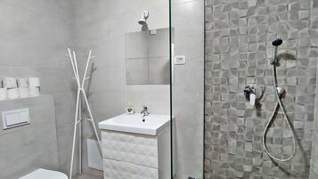 Family Apartment | Bathroom | Combined shower/bathtub, heated floors, towels, toilet paper