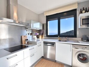 Geladeira, micro-ondas, fogão, lava-louças