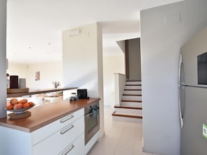 Fridge, microwave, oven, dishwasher - Casa Leo (Begur, Sa Riera) (Begur)