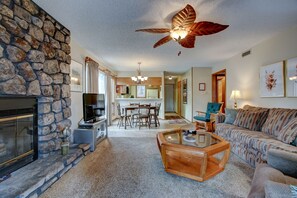 Smart-tv, eldstad och ett filmbibliotek