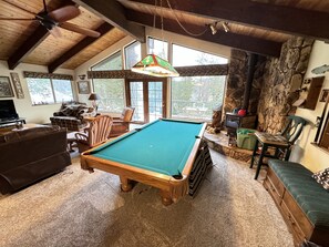 Smart TV, DVD player, video library, stereo - Lakeview, Pool Table, Hot Tub, Marina, Sleeps 10  - Shasta Lakeshore Retreat #15 (Lakehead)