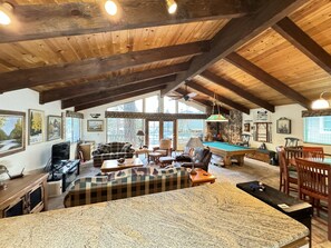 Smart TV, DVD player, video library, stereo - Lakeview, Pool Table, Hot Tub, Marina, Sleeps 10  - Shasta Lakeshore Retreat #15 (Lakehead)