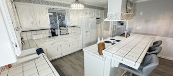 Large Lake House, Game Room, 4 Bedrooms, Near Lake- Shasta Lakeshore Retreat #14