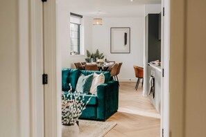 Smart TV - Canal view, Grade II Industrial Gem, Fast WiFi, Family, Contractors (Birmingham)