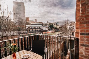 Outdoor dining - Canal view, Grade II Industrial Gem, Fast WiFi, Family, Contractors (Birmingham)