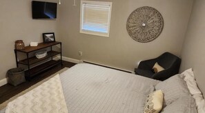 2 soverom, skrivebord, strykejern/-brett og wi-fi