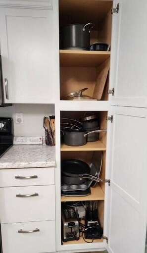 Een oven, een broodrooster, een blender, een eettafel