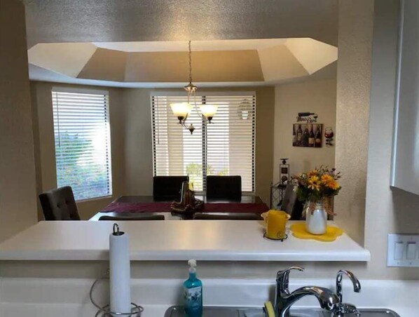 Dining - Cozy Retreat in Westbrook Village (Peoria)