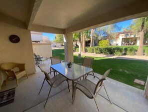 Outdoor dining - Cozy Retreat in Westbrook Village (Peoria)