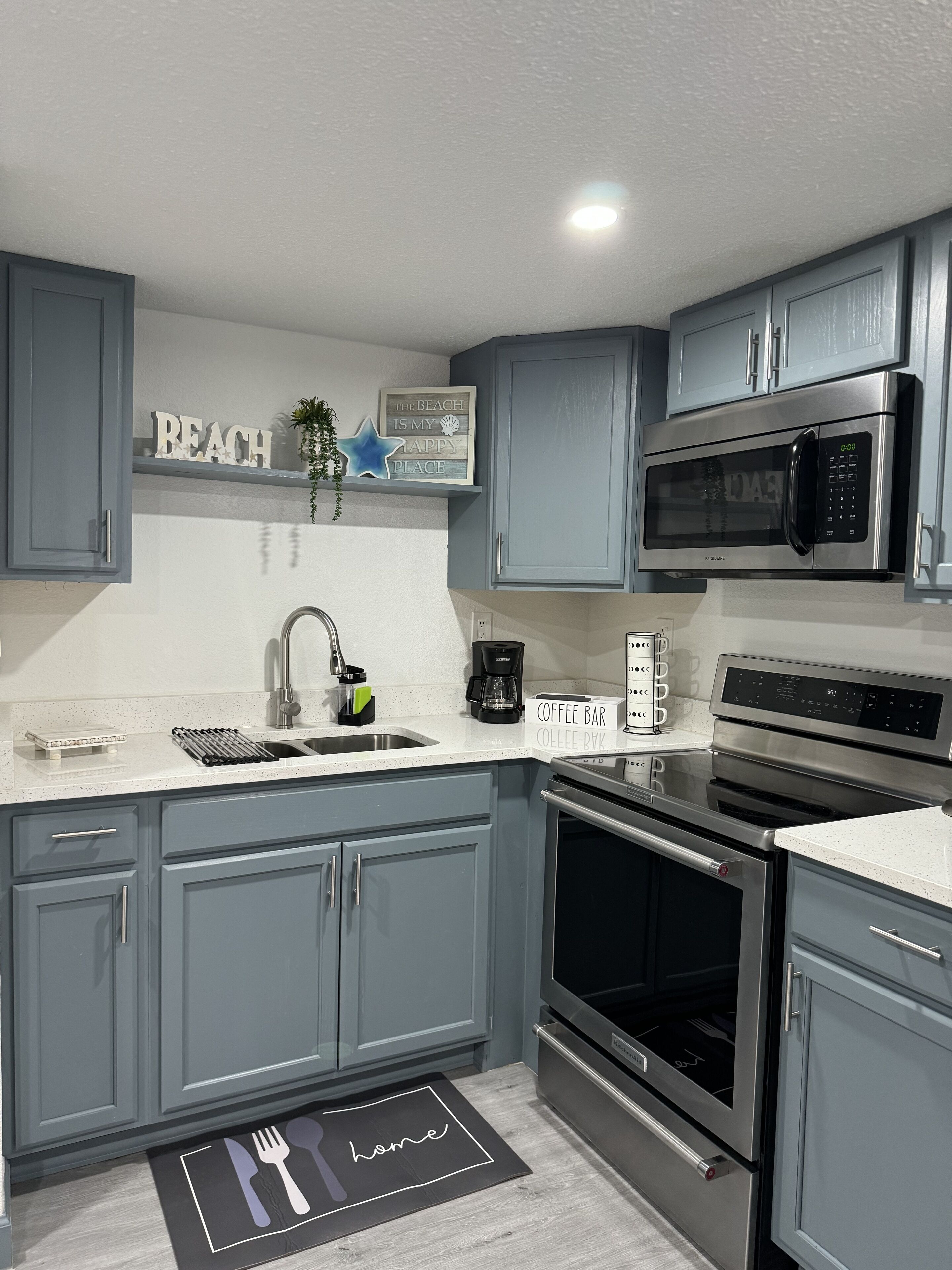 Micro-ondes, four, cafetière/bouilloire, grille-pain