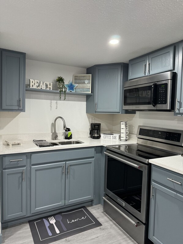 Micro-ondes, four, cafetière/bouilloire, grille-pain