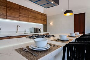 Køleskab, mikrobølgeovn, kogeplade, kaffe-/temaskine