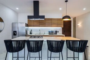 ثلاجة، ميكروويف، موقد طهي مسطح، ماكينة لصنع القهوة/الشاي