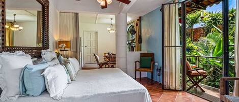 Tabla de planchar con plancha, wifi y ropa de cama