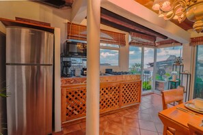 Refrigerador, microondas, parrilla de estufa y cafetera y tetera