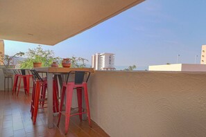 Outdoor dining - La Joya - Penthouse Unit - Partial Ocean Views (Puerto Vallarta)