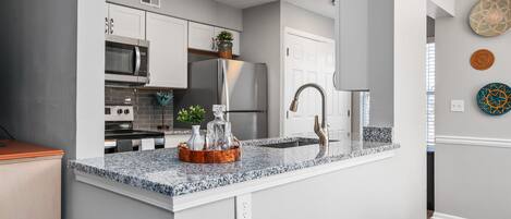 Micro-ondes, four, plaque de cuisson, lave-vaisselle