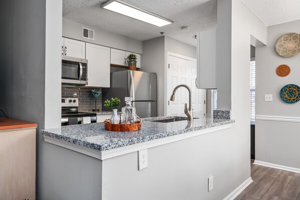 ميكروويف، فرن، موقد طهي مسطح، غسالة أطباق