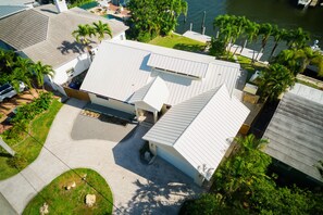 Exterior - Stunning oceanfront home with boat parking & jetted tub - snowbird-friendly (Fort Lauderdale)