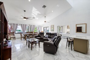 TV - Stunning oceanfront home with boat parking & jetted tub - snowbird-friendly (Fort Lauderdale)