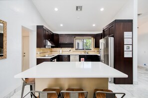 Fridge, microwave, oven, stovetop - Stunning oceanfront home with boat parking & jetted tub - snowbird-friendly (Fort Lauderdale)