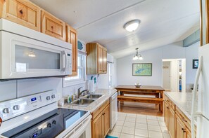 Réfrigérateur, micro-ondes, plaque de cuisson, lave-vaisselle