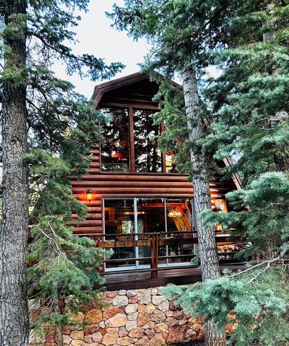 Cheerful Couples Get-Away Cabin at 8,500 Feet