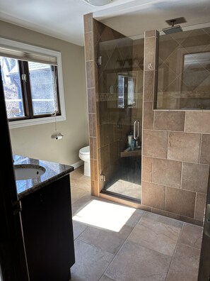 Douche, serviettes fournies, savon, papier de toilette