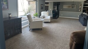 Interior - Spacious 5-bedroom house in Green Bay with WiFi, 15 minutes to Packer stadium (Green Bay)